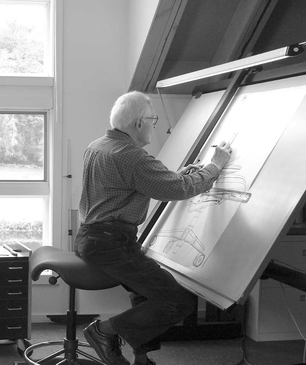 Niels Diffrient, diseñador de la silla Freedom, dibujando
